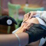 Épilation au fil ou cire : quelle méthode choisir pour des sourcils parfaits ?